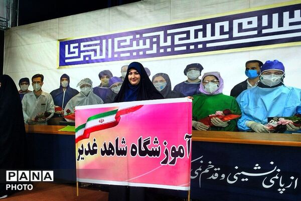 نومیدانی های دبیرستان شاهد غدیر بر سکوی میدان امام خامنه ای
