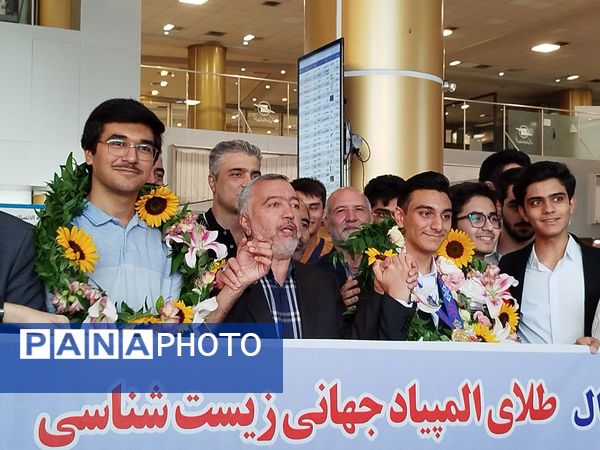 استقبال از دانش‌آموزان طلایی المپیاد جهانی زیست‌شناسی و ریاضی در مشهد