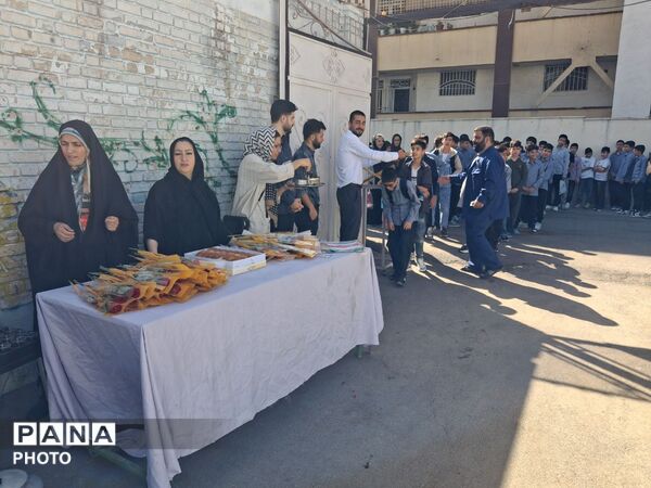 طنینِ «زنگِ مهر» در مدرسه شهدای صنف گردبافانِ منطقه ۱۶