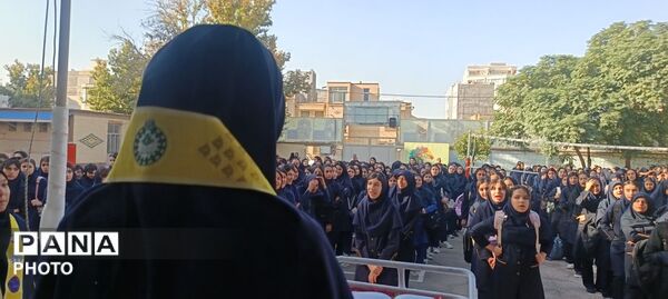 به صدا درآمدن زنگ مهر همزمان با آغاز هفته دفاع مقدس در دبیرستان کوثر فرهنگیان