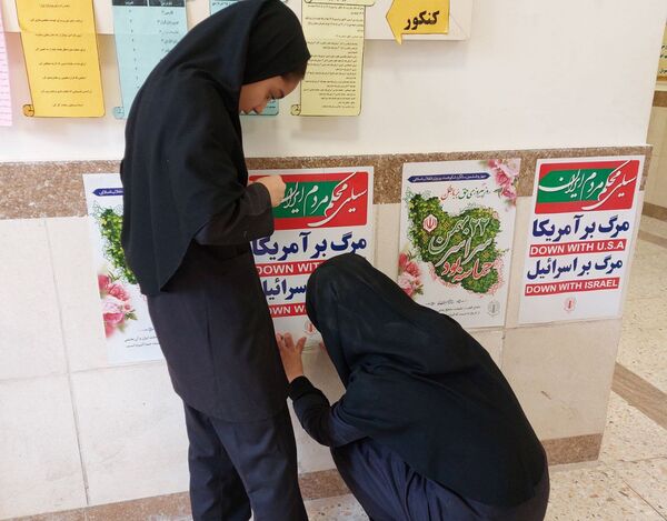 گرامیداشت ۱۲ بهمن در دبیرستان نماز و نیایش