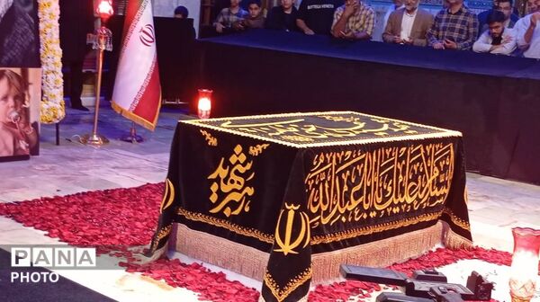 حضور پرشور مردم بر سر مزار رهبر شهید در رواق دارالذکر