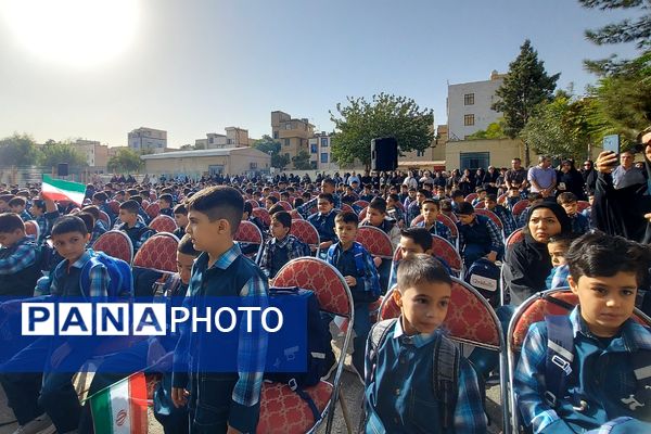 نواختن زنگ بازگشایی مدارس در دبستان علی بن ابیطالب(ع) باقرشهر