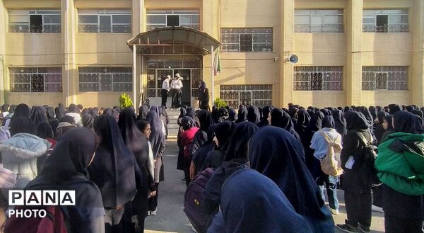  تجلیل از حافظان نظام در دبیرستان شاهد الیگودرز