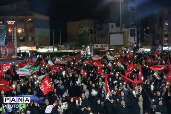 نومیدانی های دبیرستان شاهد غدیر بر سکوی میدان امام خامنه ای