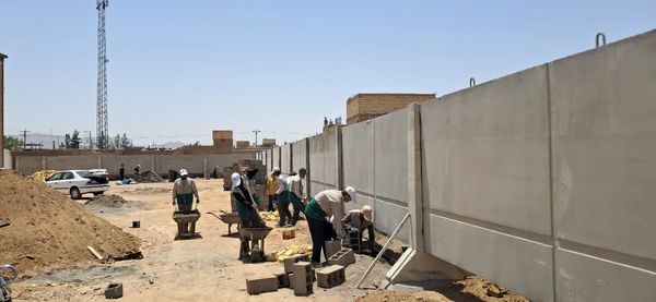 تلاش شبانه روزی برای تکمیل مدرسه جدید در روستای فدافن
