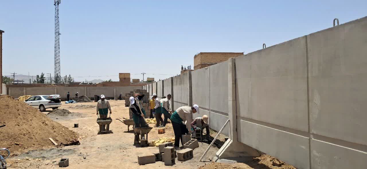 تلاش شبانه روزی برای تکمیل مدرسه جدید در روستای فدافن