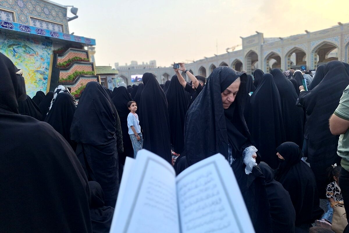 نجوای عاشقانه زائران در روز عرفه؛ مشهد الرضا غرق در زمزمه‌های بندگی