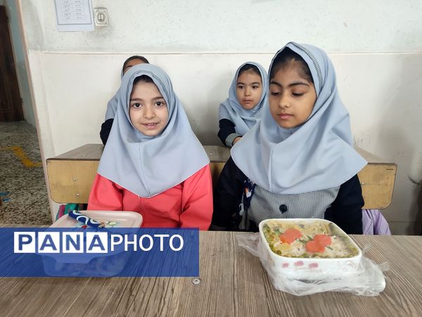  جشنواره غذای سالم در دبستان شاهد حاج تقی آقا بزرگ ناحیه یک مشهد 