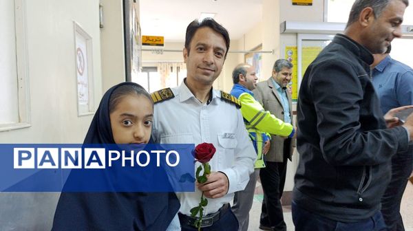 اهدای گل توسط دانش‌آموزان به پرستاران به مناسبت روز پرستار 