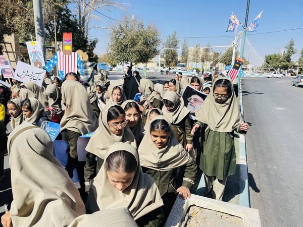 حضور پرشور دانش آموزان مدارس شهرستان خاتم در راهپیمایی ۱۳ آبان 