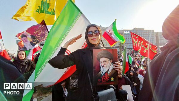 بیعت چشمگیر مردم با رهبر جدید انقلاب 