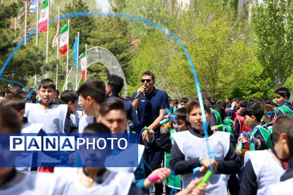 بزرگ‌ترین همایش طناب‌زنی دانش‌‌آموزی در تبریز