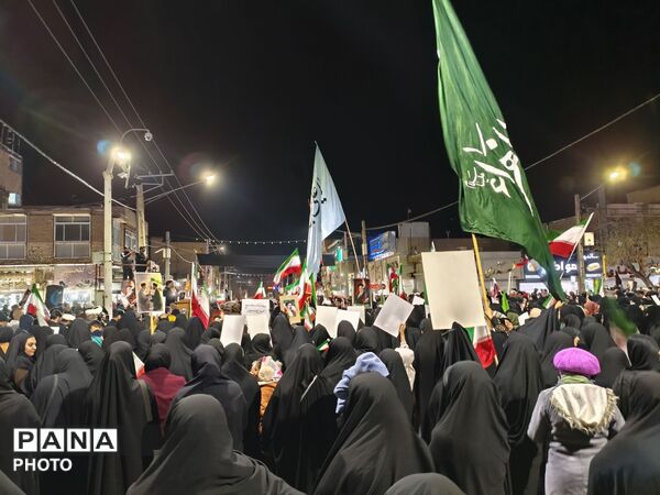 زنان و دختران سرخسی در صف اول دفاع از رهبری و ارزش‌ها