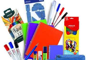 توزیع ۳۰۰ بسته لوازم‌التحریر بین دانش‌آموزان نیازمند در قادرآباد