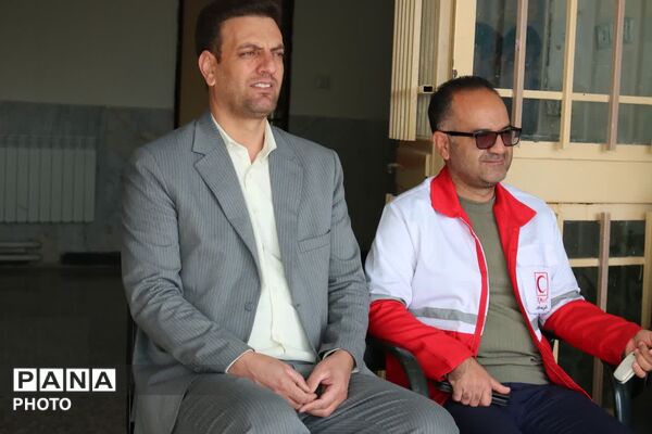نواختن زنگ پدافندغیرعامل در مدرسه شهید بهشتی شهرستان فریدن  