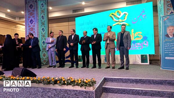 گلباران مزار شهدا به‌مناسبت آغاز هفته کانون‌های فرهنگی و تربیتی در قم
