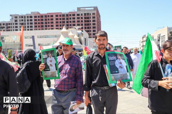 تشییع پیکر رهبر شهید انقلاب در مشهد مقدس با حضور پرشور مردم 