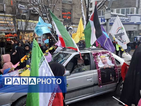 حضور پرشور همه‌ اقشار مردم مشهد در راهپیمایی ۲۲بهمن
