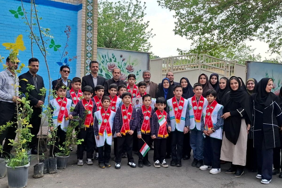 طنینِ «نهالِ امید» در دبستان ملاصدرا؛ تجدید میثاق با رهبر شهید و شهدای دانش‌آموز