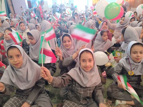 برنامه های فجر انقلاب در آموزشگاه بنیاد۱۵ خرداد ابرکوه