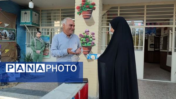 عطرافشانی گلزار شهدا توسط دانش‌آموزان مشهدی