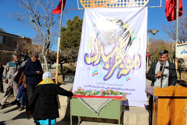تمثال مبارک امام خمینی(ره) در شهر درق گلباران شد 