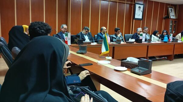 جلسه «هم مراقبتی، والدین آگاه، دختران همراه»