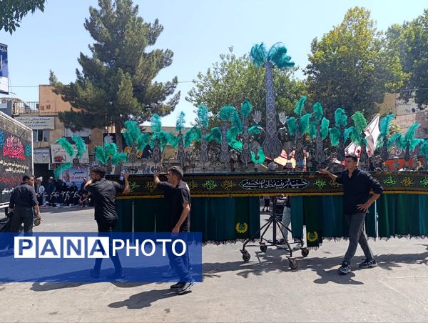 عزاداری ظهر  عاشورا در خیابان‌های شهر نیشابور 