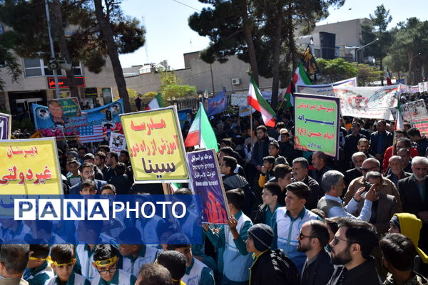 حماسه حضور نوجوانان تربت‌حیدریه در روز دانش‌آموز