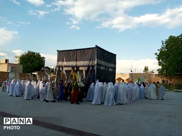 حرم حضرت قیدار نبی(ع) میزبان نمایش بزرگ بازسازی واقعه غدیر شد/