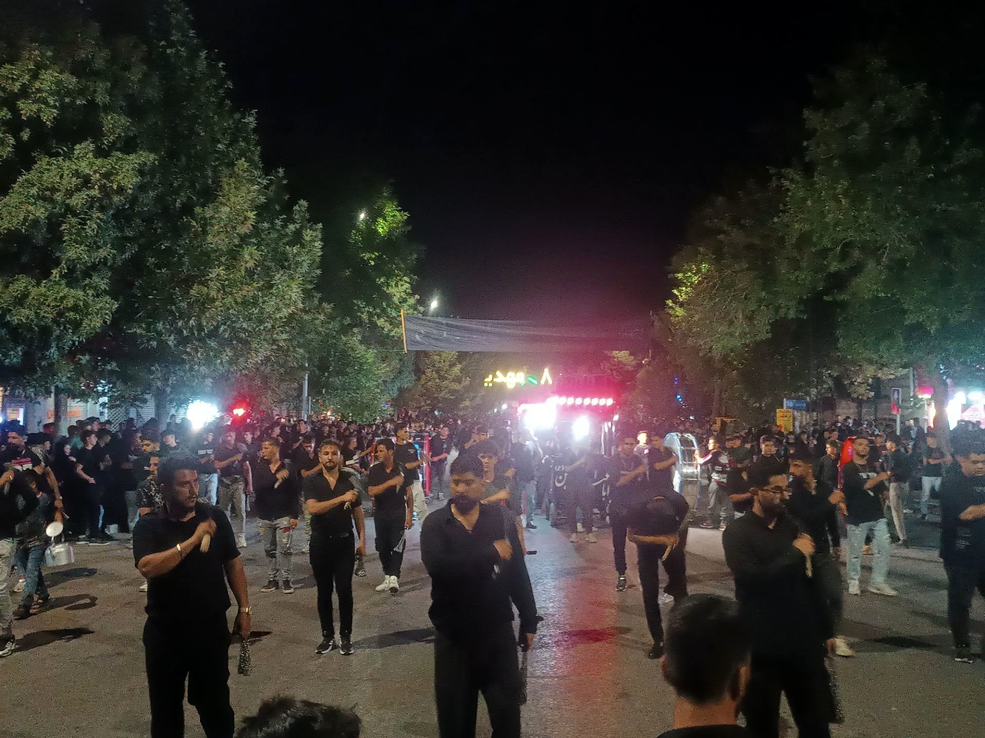 مراسم عزاداری شب عاشورا در خیابان‌های نیشابور 