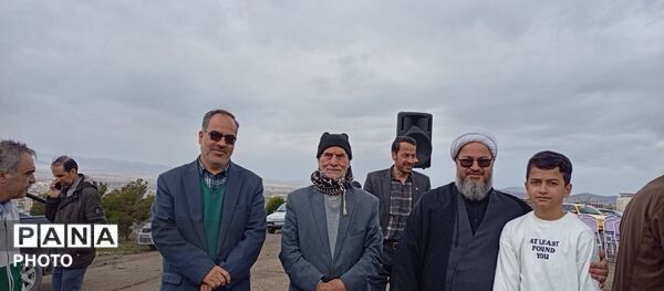  هم‌نوایی مسئولین و مردم ملایر در اهتزاز پرچم رضوی به مناسبت روز دختر