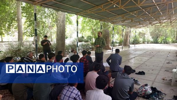 اولین نماز جماعت پایه دهمی ها همراه با کادر دبیرستان شاهد ابوذر غفاری 