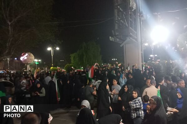 اهدای هدیه به دختران انقلابی دبستان حاتم ناحیه دو شهرری در میدان نماز 