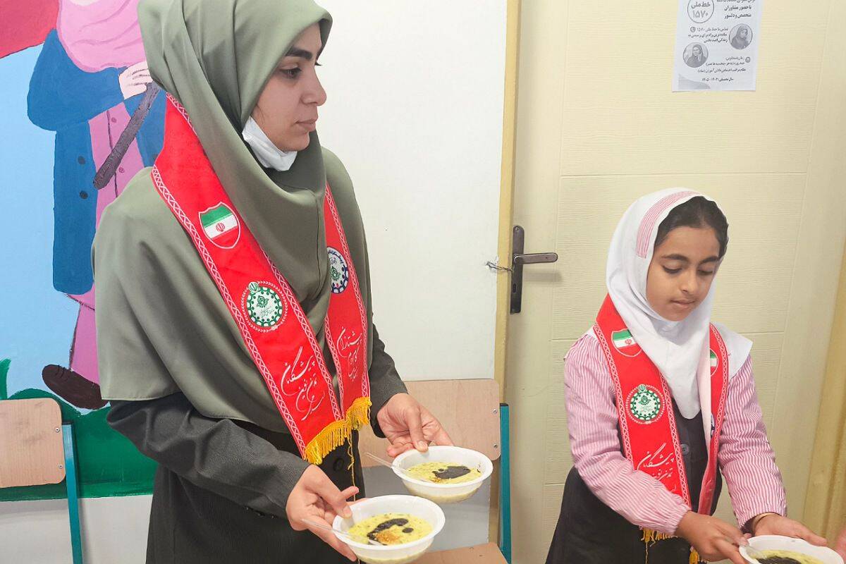 برپایی ایستگاه صلواتی و سفره حضرت فاطمه زهرا (س) در دبستان بنت‌الهدی فیروزکوه