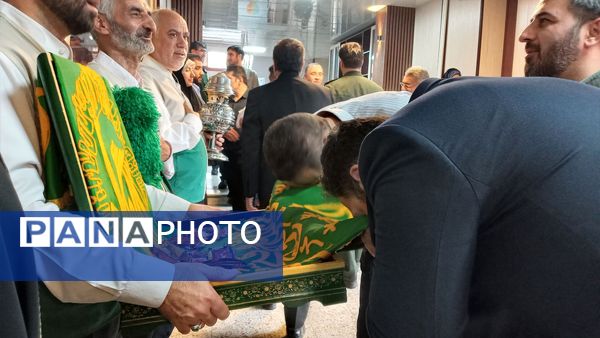 حضور خادمین حرم مطهر امام رضا (ع) به‌مناسبت دهه کرامت و هفته معلم در اداره آموزش و پرورش منطقه ۱۹