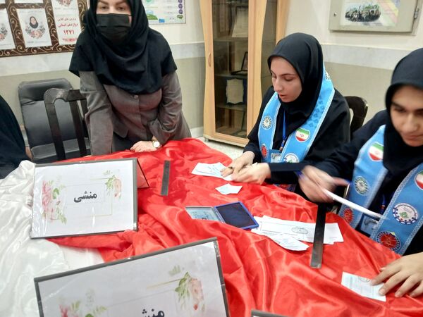 انتخابات شورای دانش اموزی در دبیرستان مهشید مصلی نژاد
