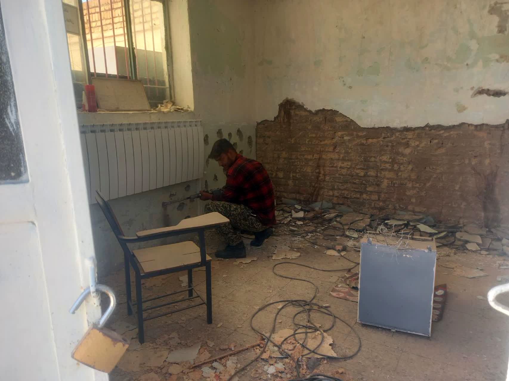 بازسازی و ترمیم دیوارهای فرسوده دبستان شهید نجفی فدافن