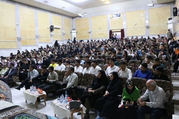 تجلیل از برگزیدگان دانش‌آموزی مسابقات فرهنگی و هنری جشنواره هما شهرستان دشتستان 