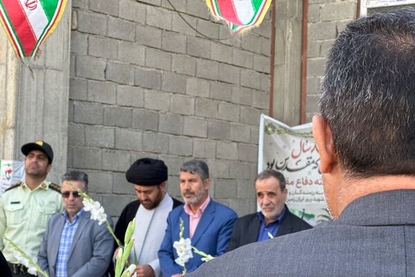 غبارروبی مزار شهدا در امام زاده حسن(ع) نسیم‌شهر