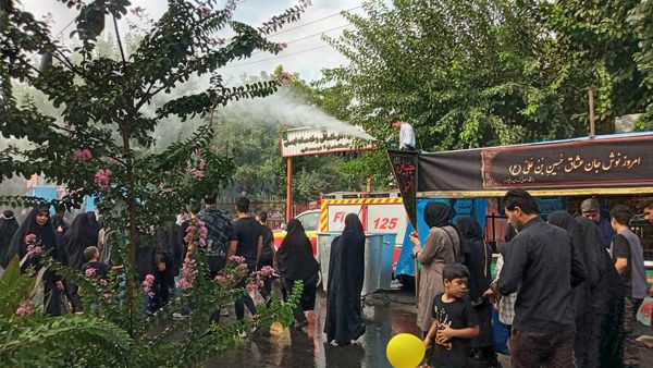 استقبال پر شور مردم از پیاده روی جاماندگان اربعین در مسیر خیابان ۱۷ شهریور تهران