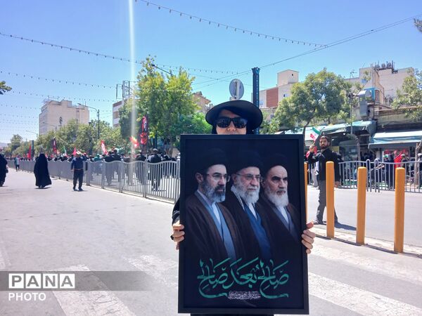 بدرقه باشکوه و میلیونی رهبر شهید در قلب مشهد مقدس