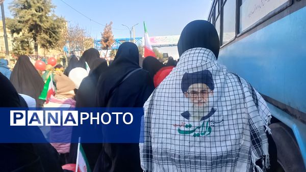 مردم غیور ملارد با حضور پرشور خود در راهپیمایی ۲۲ بهمن، ثابت کردند که همچنان پای انقلاب اسلامی ایستاده‌اند.