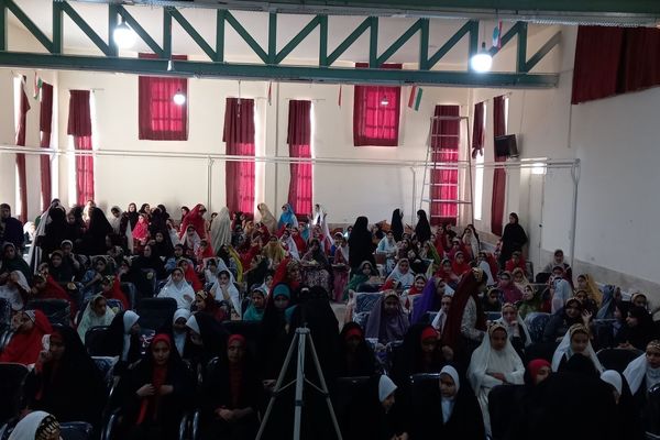 صدای اتحاد و هویت؛ طنین سرود دانش‌آموزان فلارد در رقابتی پرشور