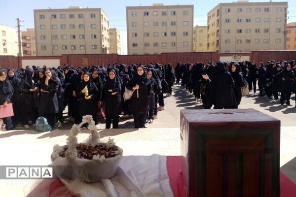 جشن عاطفه‌ها در دبیرستان دخترانه خوارزمی؛ مهربانی دانش‌آموزان در قاب همدلی
