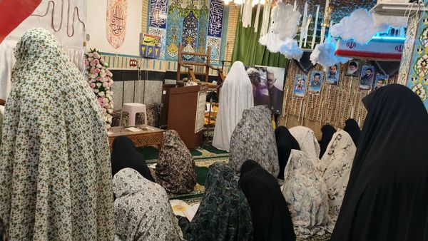 نوجوانان دختر در اعتکاف؛ لحظاتی سرشار از نماز و معنویت