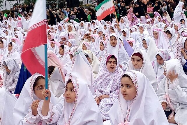 حضور معاون پرورشی وزارت آموزش و پرورش در جمع فرشتگان نمازگزار
