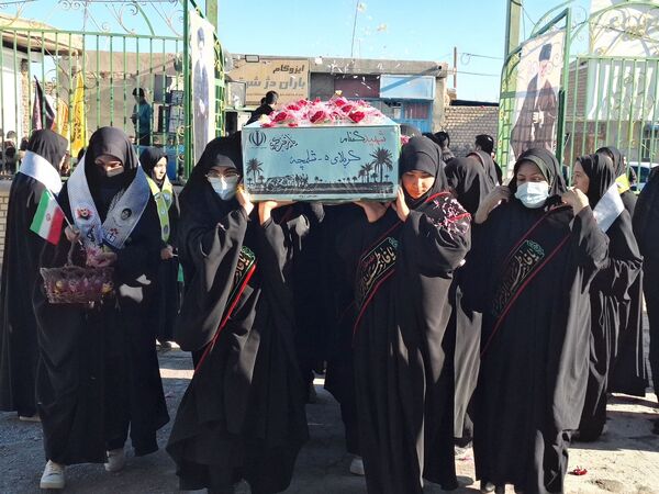 تشییع پیکر شهید گمنام به دست دانش آموزان و مردم روستای جابوز
