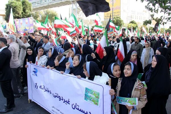 برگزاری راهپیمایی یوم الله ۱۳ آبان با حضور دانش‌آموزان و مسئولین در صفادشت 